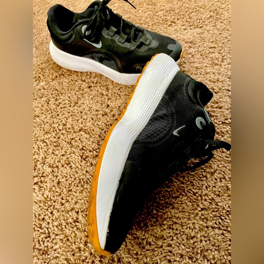 Nike size 6 black and white running shoes